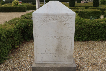 Der Text lautet: „Sören Andersen, geboren in Reisby am 3. Februar. 1810. Der Fall des Landsturms in Brøns am 22. Januar 1849. Er war bis zu seinem Tod sein Vaterland. Ruhe in Frieden.